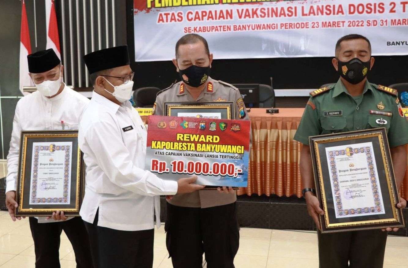 Wakil Bupati Banyuwangi menyerahkan reward pada Satgas Covid-19 Kecamatan Singojuruh (foto:istimewa)