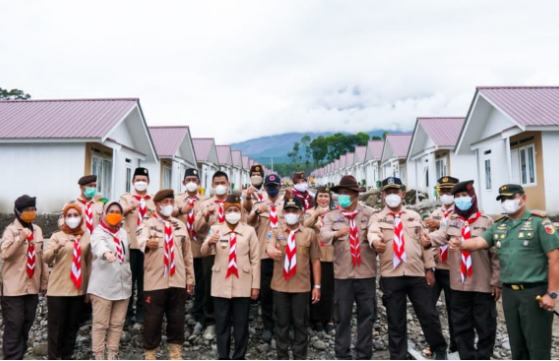 Gubernur Jawa Timur Khofifah Indar Parawansa yang juga Kamabida Pramuka Jatim turun langsung terlibat sekaligus memimpin Apel Bakti Pramuka Spesial Ramadan di Lokasi Huntara Huntap (Foto: kominfo jatim)