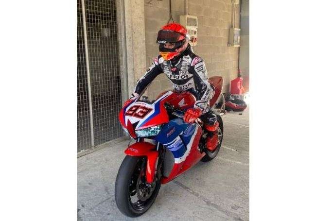 Marc Marquez sudah mencoba riding dengan Honda CBR600RR. (Foto: Twitter @RepsolHondaTeam)