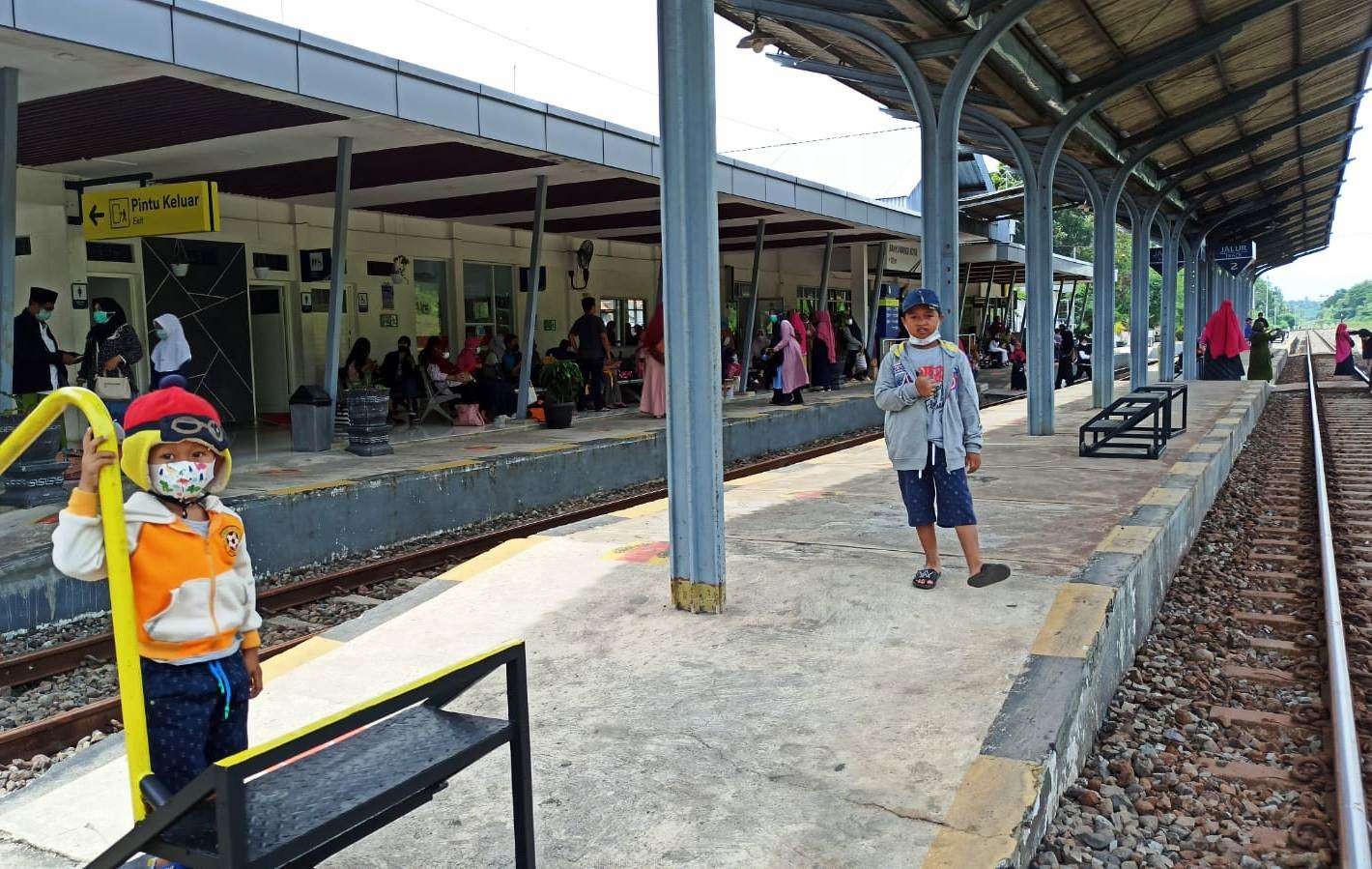 Sejumlah penumpang menunggu kedatangan Kereta Api di Stasiun Banyuwangi Kota (Foto: Muh Hujaini/Ngopibareng.id)