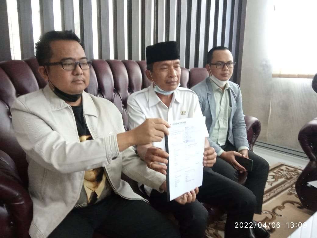 Wakil Bupati Bojonegoro Budi Irawanto didampingi sejumlah kuasa hukumnya di Kantor Pemkab Bojonegoro, Rabu 6 April 2022.(Foto: Sujatmiko/ngopibareng.id)
