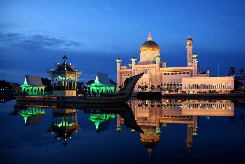 Masjid Sultan Omar Ali Saifuddin di Brunei Darussalam. (Foto: Travellers)