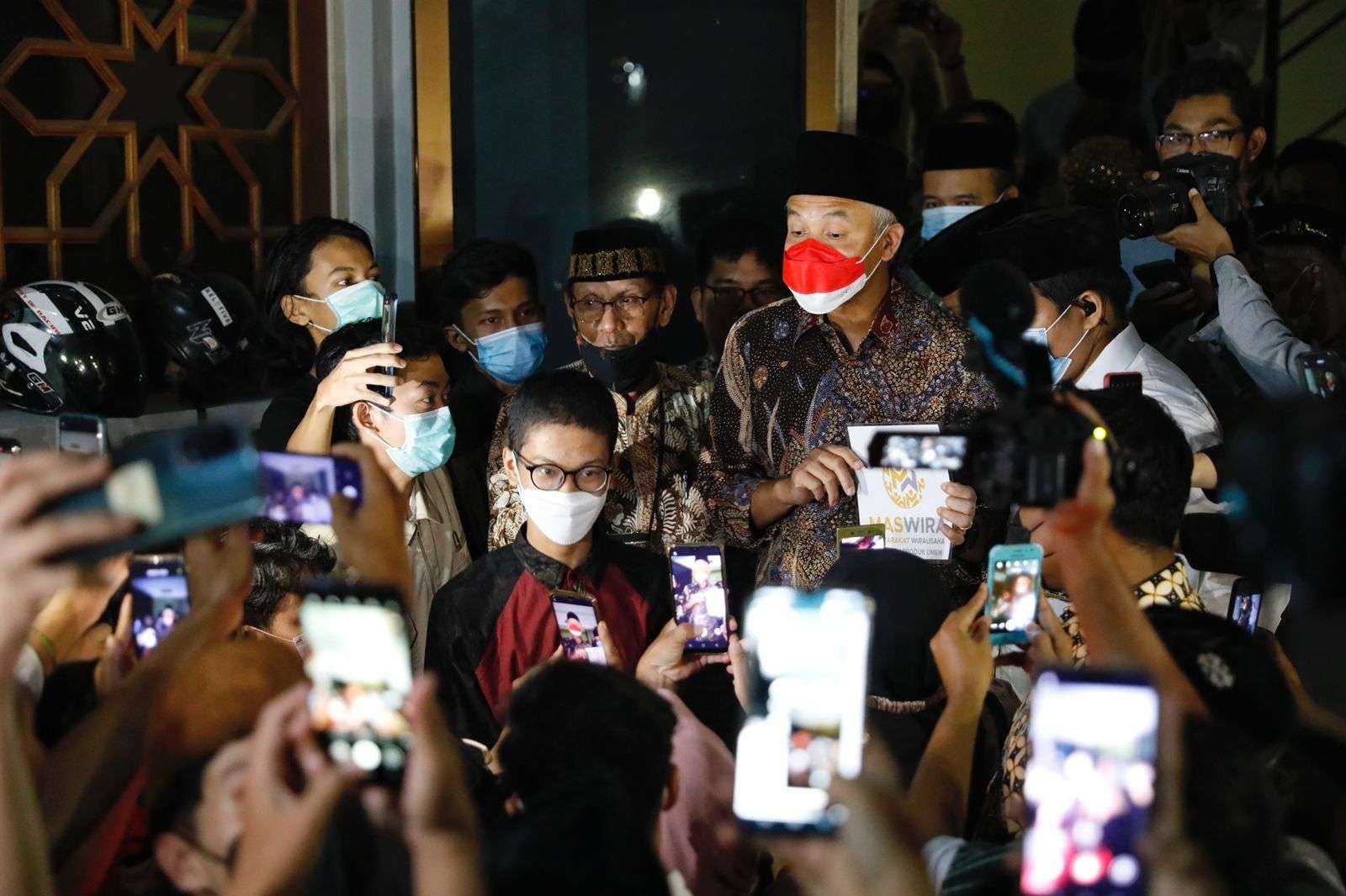 Gubernur Jawa Tengah Ganjar Pranowo saat dikerubuti jemaah Masjid UGM minta foto bareng. (Foto: Istimewa)