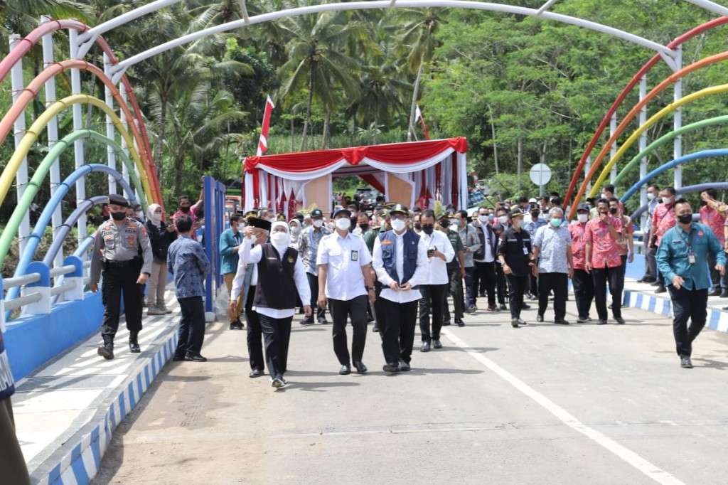Gubernur Jawa Timur, Khofifah Indar Parawansa, meresmikan Jembatan Pelangi akses menuju wisata seribu pantai di Malang Selatan. (Foto: Dok PemprovJatim)