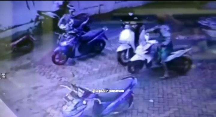 Rekaman pencurian motor dari kamera pengawas sebuah minimarket di Kota Pasuruan. (Foto: Istimewa)