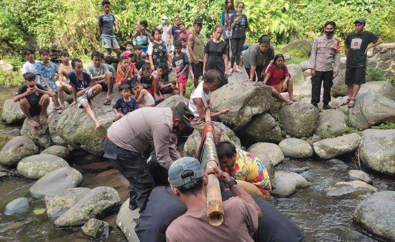 Proses evakuasi mahasiswa Unsoed yang tewas tenggelam di Curug Duwur, Purbalingga. (Foto: Dok Polres Purbalingga)