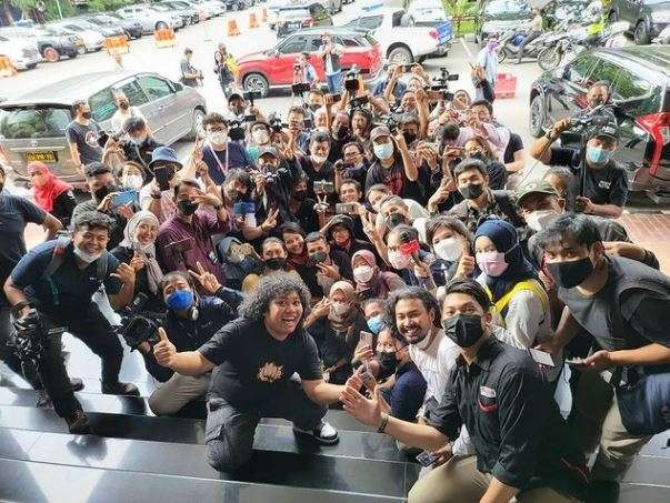 Komedian Marsel Widianto pose bersama awak media usai menjalani pemeriksaan kasus konten porno Dea OnlyFans di Polda Metro Jaya, Kamis 7 April 2022. (Foto: Instagram)
