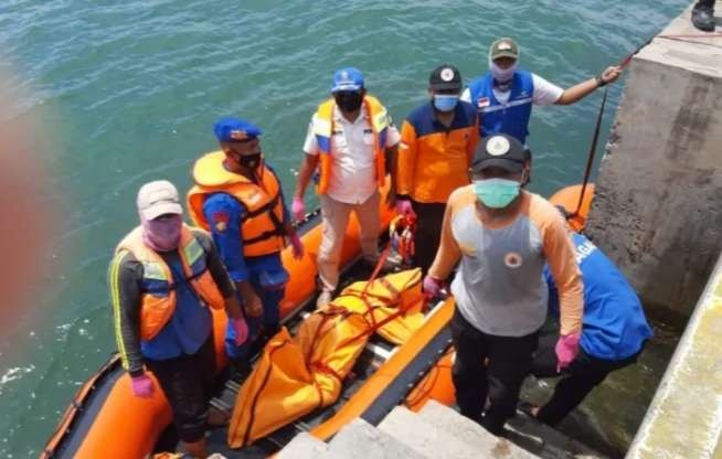 Tim BPBD Situbondo bersama nelayan mengevakuasi mayat laki-laki mengapung di Laut Panarukan Situbondo, Kamis 7 April 2022.(foto:BPBD Situbondo)