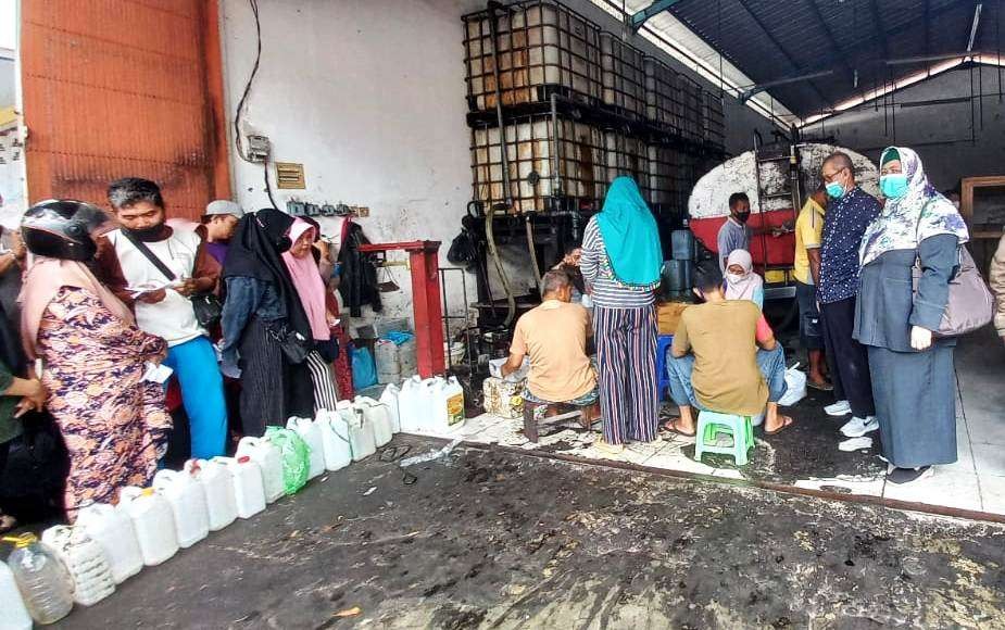Anggota Fraksi PKB Siti Mafrochatin Ni'mah melihat pelaksanaan operasi manyar minyak goreng. (Foto: Istimewa)