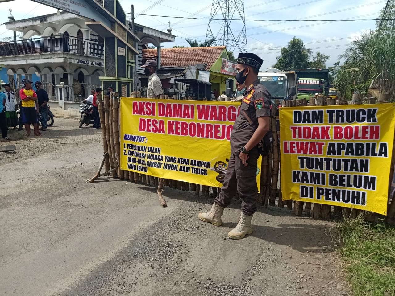 Demo Warga Desa Kebonrejo, Grati, Kabupaten Pasuruan menolak truk tambang lewat jalan desa (istimewa)