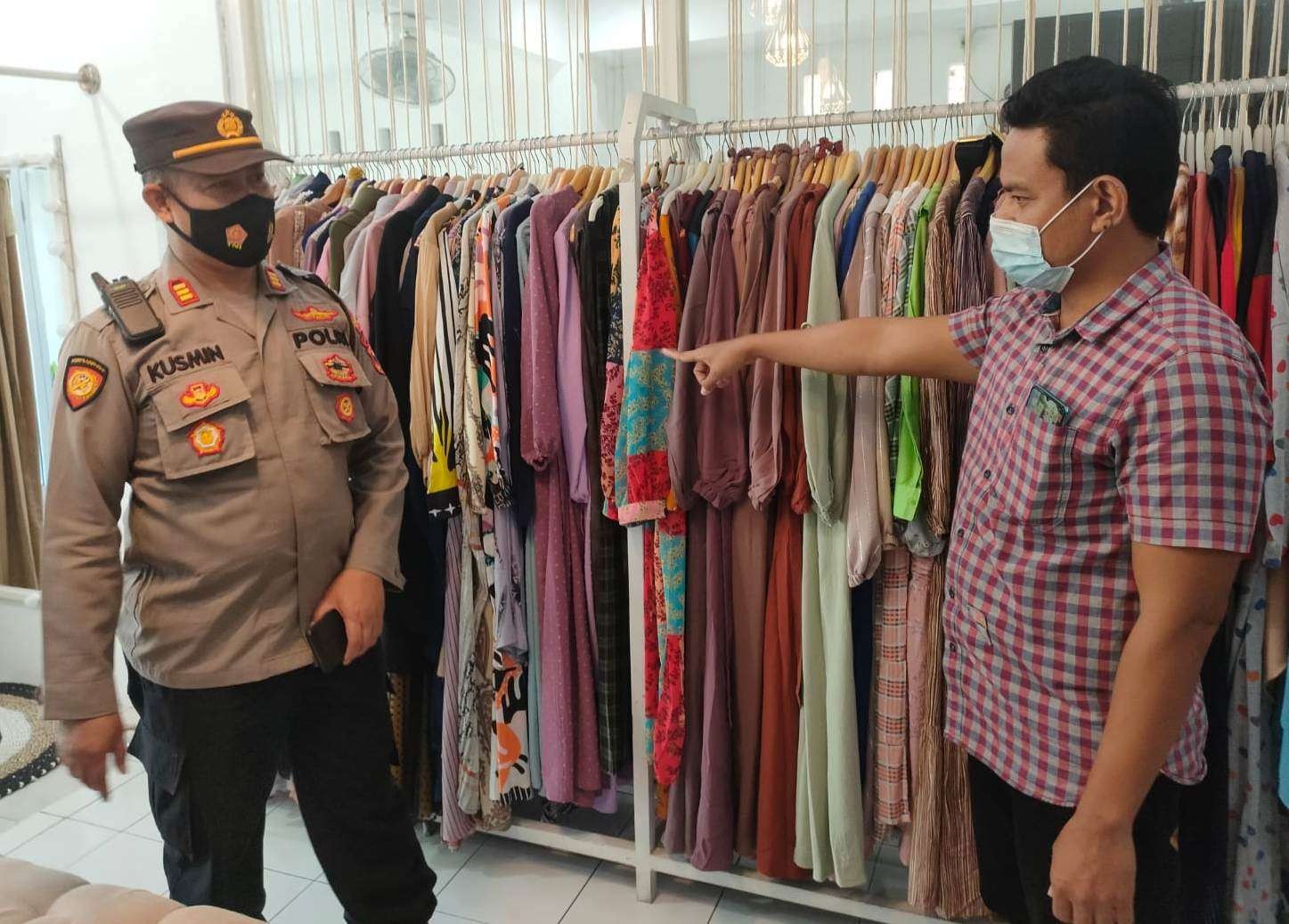 Petugas Polsek Banyuwangi melakukan olah TKP di butik yang sempat menjadi sasaran pencurian (Foto: Istimewa)