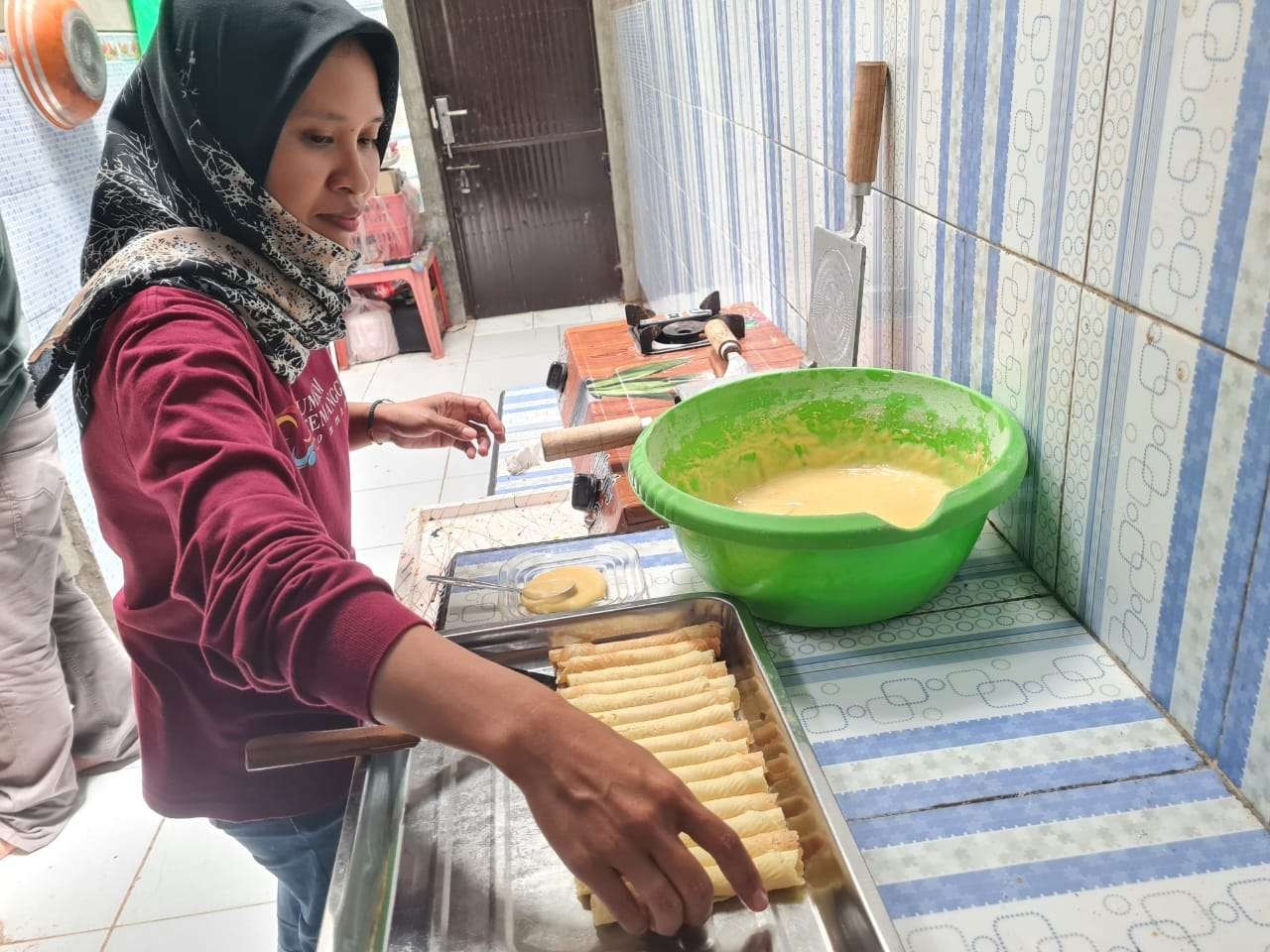 Asri Budiyanti, warga Kabupaten Temanggung pengusaha kue menceritakan pengalamannya mengikuti Lapak Ganjar. (Foto: Istimewa)