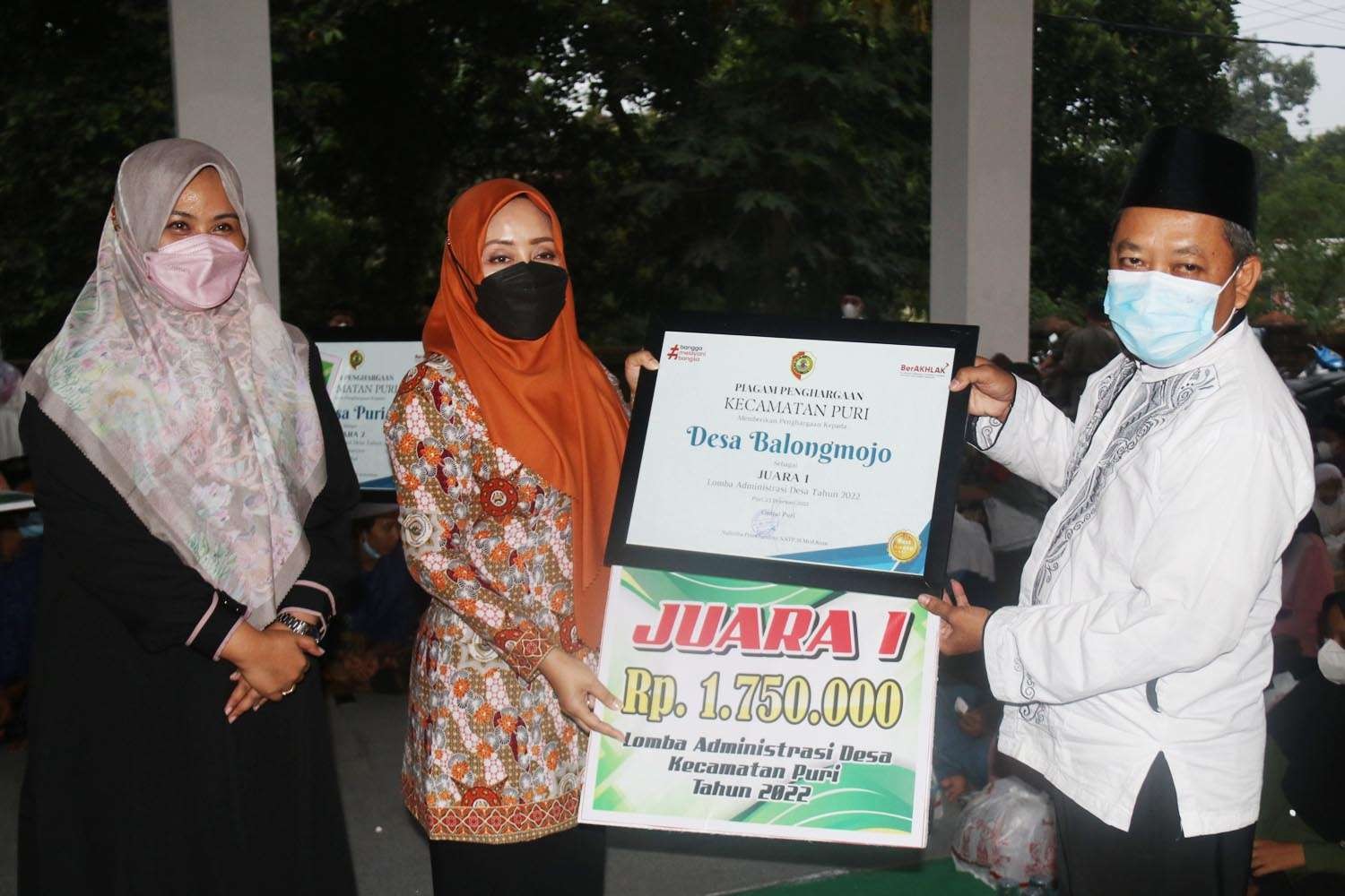 Bupati Mojokerto Ikfina Fahmawati saat menyerahkan hadiah kepada pemenang Lomba Administrasi Desa, Kamis 7 April 2022. (Foto: Diskominfo Kabupaten Mojokerto)
