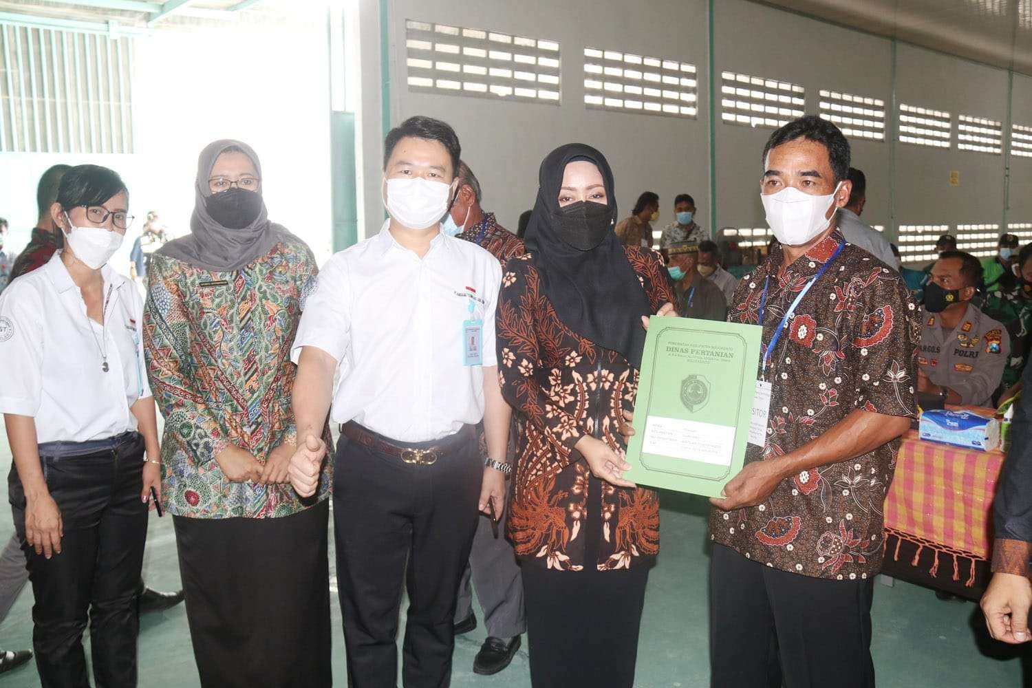 Bupati Mojokerto menyerahkan surat keterangan (suket) registrasi kebun atau lahan porang kepada petani porang. (Foto: Dok Pemkab Mojokerto)