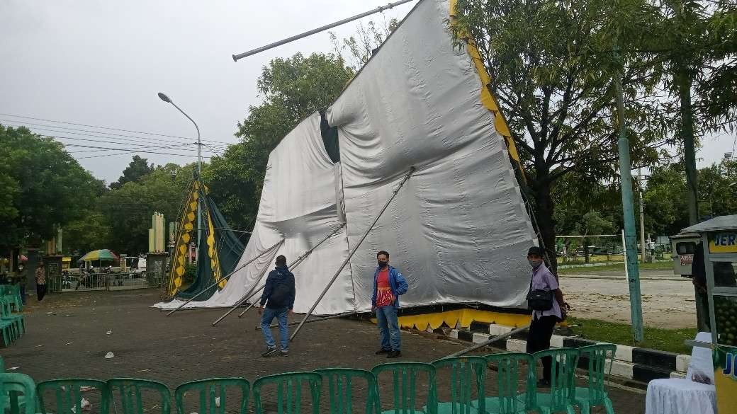 Kondisi tenda yang terbalik di GOR Rangga Jaya Anoraga Kabupaten Tuban (Foto: Khoirul Huda/Ngopibareng.id)