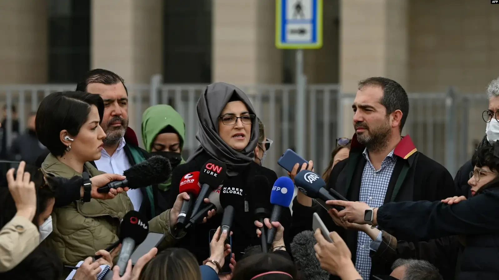 Hatice Cengiz, tunangan dari jurnalis Jamal Khashoggi, menjawab pertanyaan dari para jurnalis setelah pengadilan memutuskan untuk menunda persidangan pembunuhan Khashoggi yang melibatkan 26 tersangka, di Istanbul, Turki, pada 7 April 2022. (Foto: AFP)