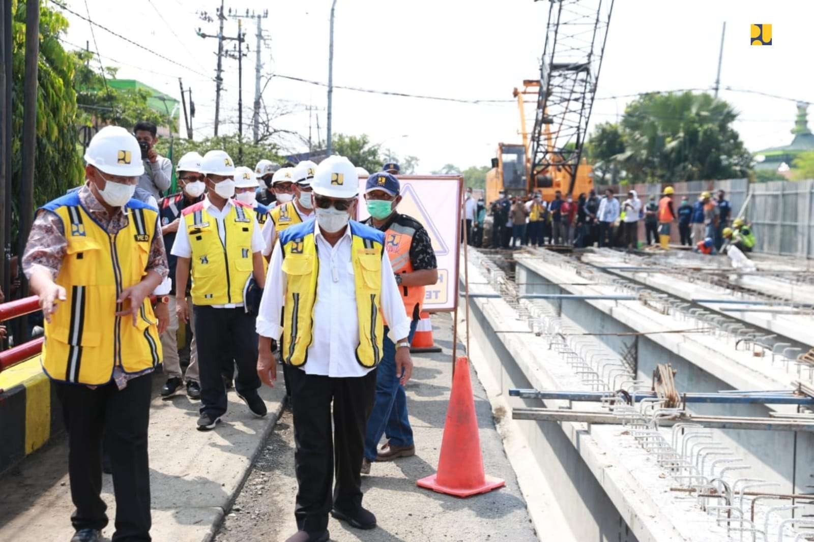 Menteri Pekerjaan Umum dan Perumahan Rakyat (PUPR) Basuki Hadimuljono meninjau pembangunan Jembatan Ngaglik 1 Lamongan. (Foto: Kementerian PUPR)