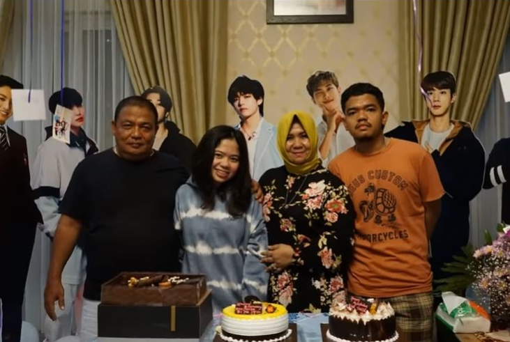 Dewa Perangin Angin (kanan), anak Bupati Langkat non aktif, Terbit Rencana Perangin Angin, saat keluarga merayakan ulang tahun ala idol K-Pop, BTS. (Foto Dok. Keluarga)