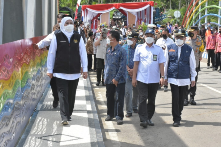 Kabupaten Malang memiliki Jembatan Pelangi di Desa Srigonco, Kecamatan Bantur. Jembatan sepanjang 120 meter itu diresmikan Gubernur Jawa Timur Khofifah Indar Parawansa. (Foto: Kominfo)