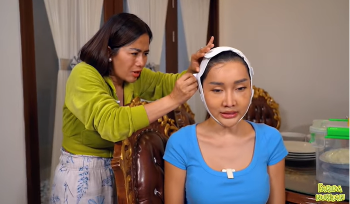 Lucinta Luna buka perban usai operasi wajahnya secara eksklusif di kanal YouTube Farida Nurhan. (Foto YouTube)
