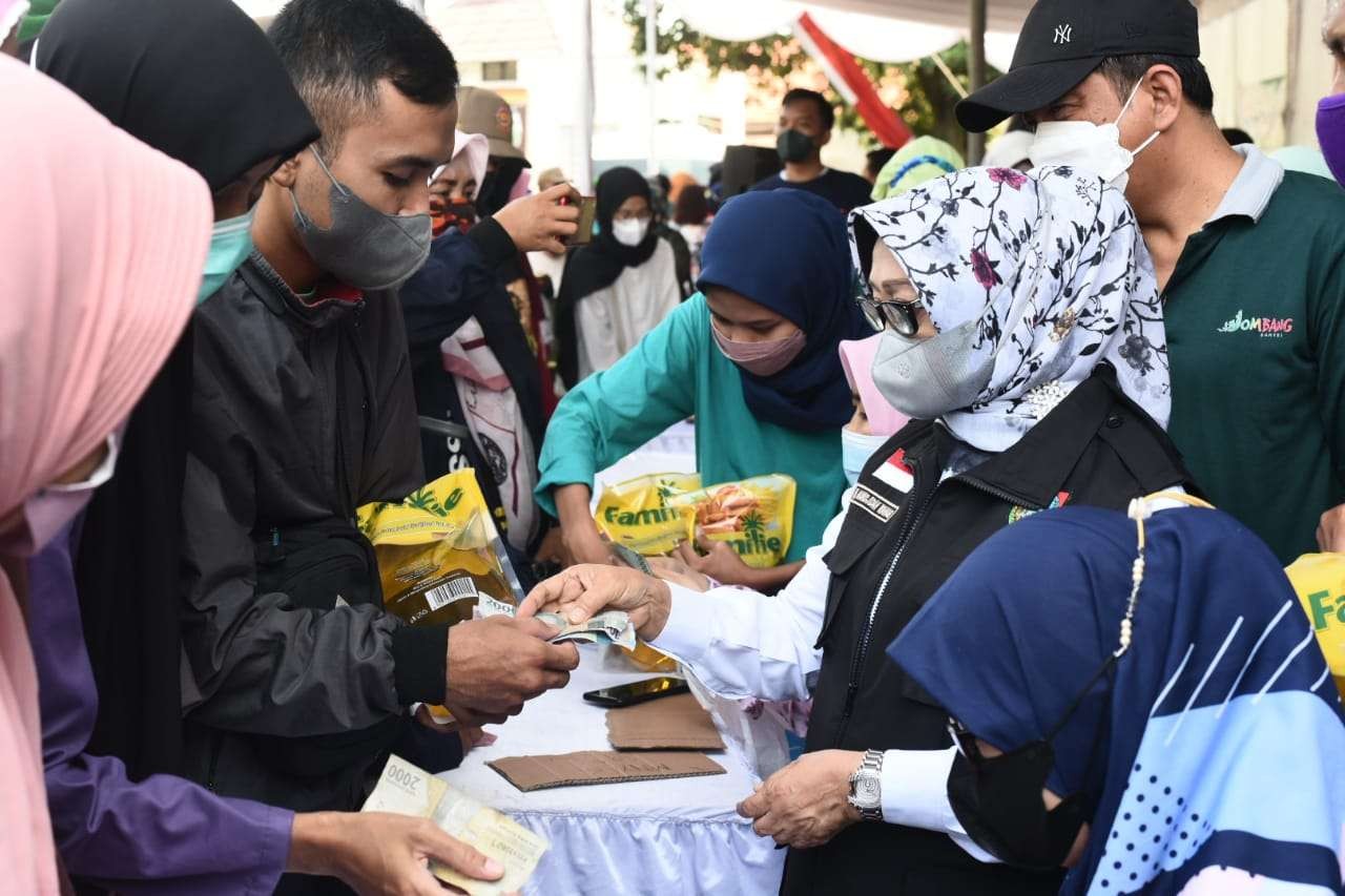 Bupati Jombang Hj Mundjidah Wahab saat meninjau kegiatan Grebeg Pasar Murah di Pasar Ngrawan Tembelang, Jumat 8 April 2022. (Foto: Istimewa)