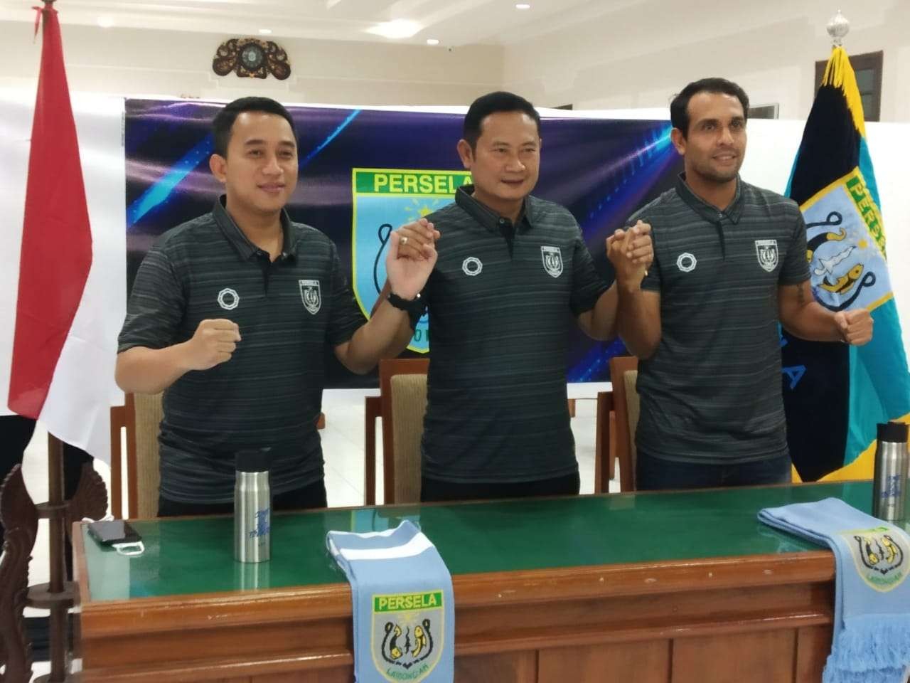 Bupati Lamongan, Yuhronur Efendi diapit manajer baru Persela, Fariz Julinar Maurisal (kiri) dan pelatih baru Gustavo Fabian Lopez (kanan). (Foto: Imron Rosidi/ngopibareng.id)