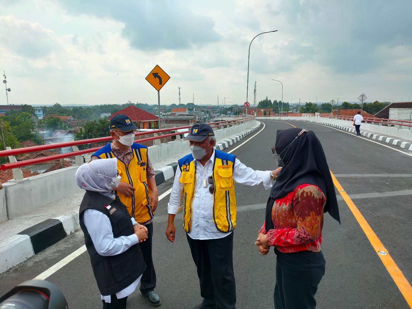 Bupati Jombang Hj Mundjidah Wahab turut mendampingi Menteri Pekerjaan Umum dan Perumahan Rakyat Basuki Hadimuljono saat meresmikan jembatan baru Ploso, Jumat 8 April 2022 siang. (Foto: Istimewa)