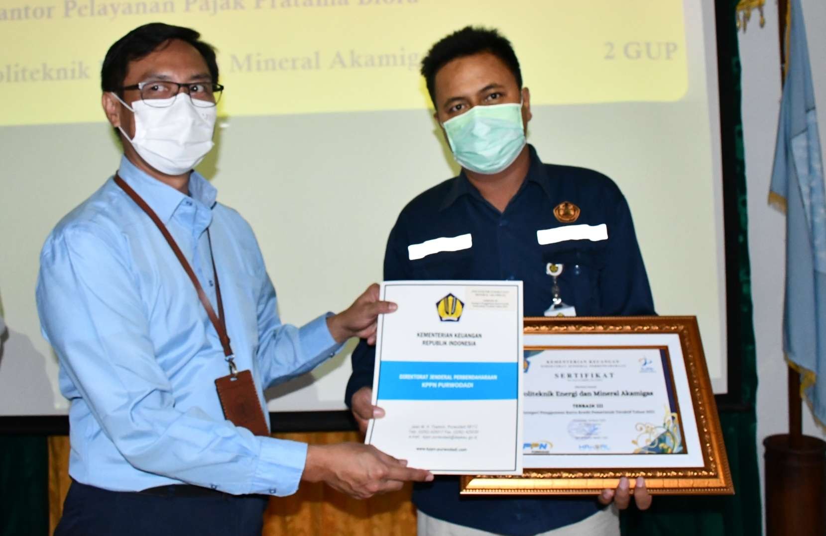 Perwakilan PEM Akamigas saat menerima penghargaan dari KPPN Purwodadi. (Foto: ist)