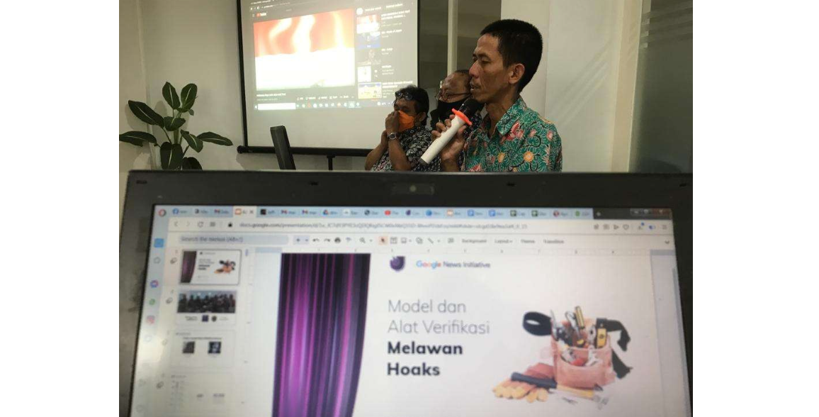 Ketua AJI Malang, Mohammad Zainuddin saat sebagai pemateri di Pelatihan Hoax Busting and Digital Hygiene. (Foto: Istimewa)