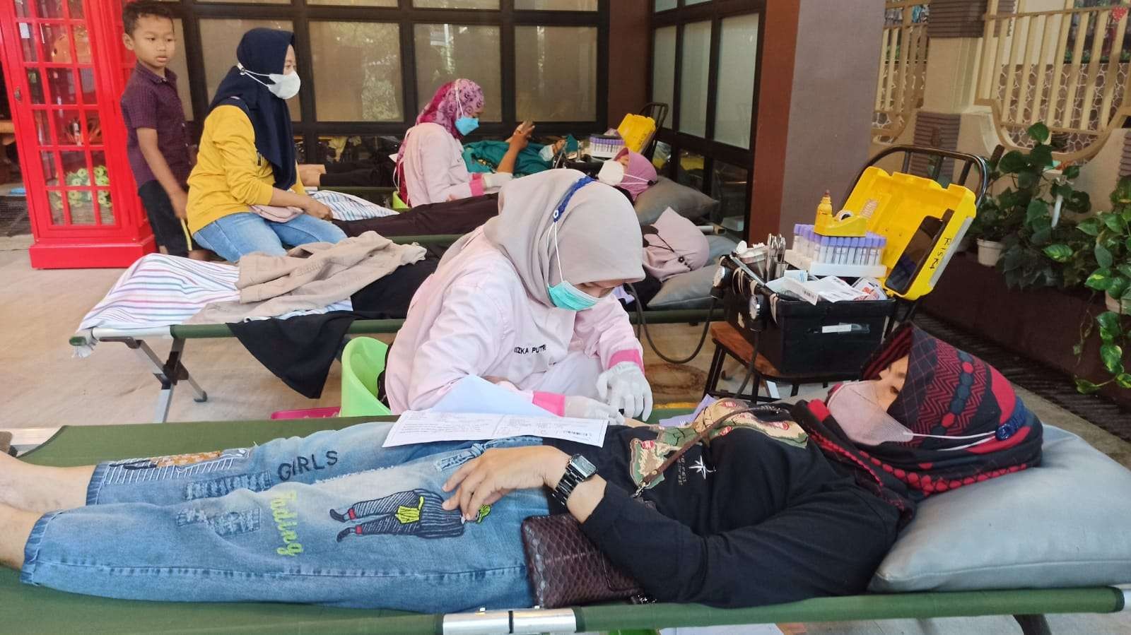 Sejumlah warga sedang melakukan donor darah sembari menungu waktu buka puasa atau ngabuburit (foto:Muh Hujaini/Ngopibareng.id)