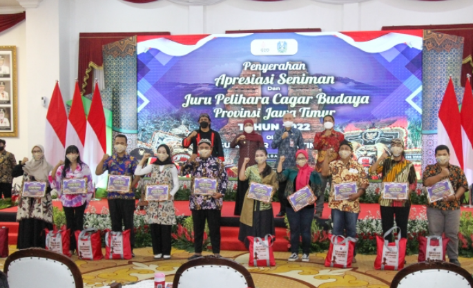 Sekitar 1.000 Seniman dan 240 Juru Pelihara Cagar Budaya menerima apresiasi dan tunjangan kehormatan dari Gubernur Jawa Timur, Khofifah Indar Parawansa. (Foto: kominfo)