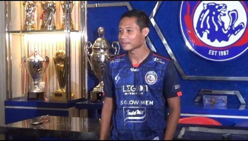 Evan Dimas saat resmi berkostum Arema FC (Foto: Media Officer Arema FC)
