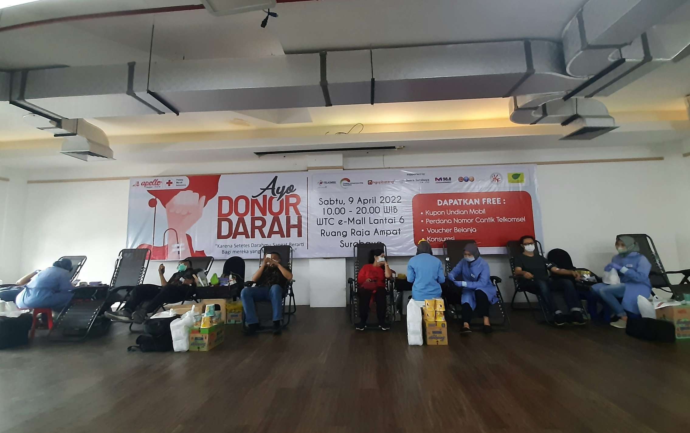 Acara donor darah yang diselenggarakan Apollo Gadget Store di Ruang Raja Ampat WTC Mall Surabaya, Sabtu 9 April 2022. (Foto: Pita Sari/Ngopibareng.id)