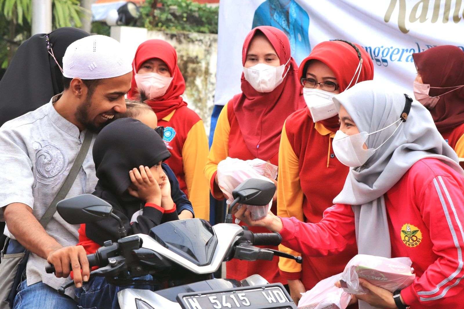 TP PKK, GOW, Dharma Wanita Kota Pasuruan bagi-bagi takjil gratis. (Foto: Istimewa)
