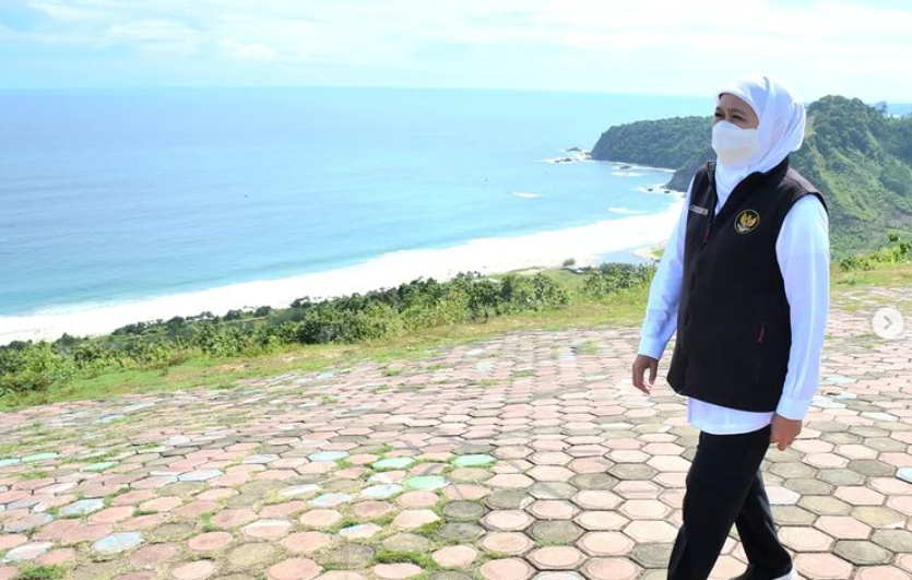Gubernur Jawa Timur Khofifah Indar Parawansa saat mengunjungi Pantai Modangan di Kabupaten Malang.  (Foto: Instagram)