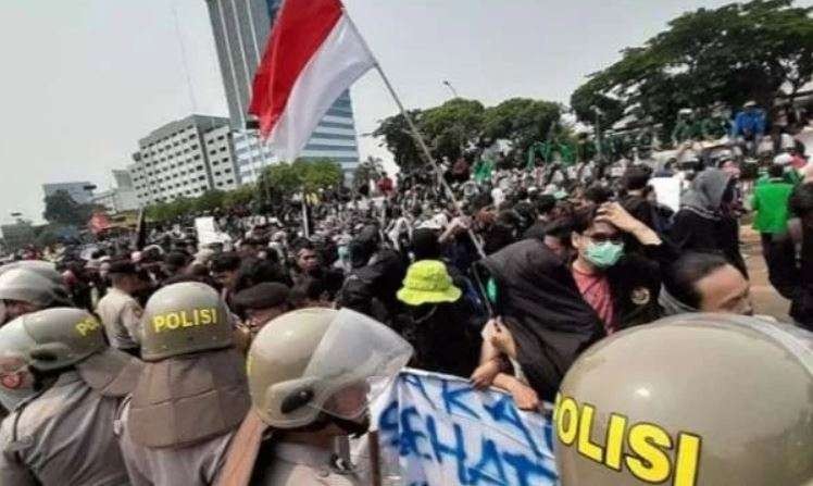 Aksi unjuk rasa yang dilakukan Badan Eksekutif Mahasiswa Seluruh Indonesia (BEM SI) berpindah lokasi. Mereka berunjukrasa di Senayan pada Senin siang. (Foto: ist)