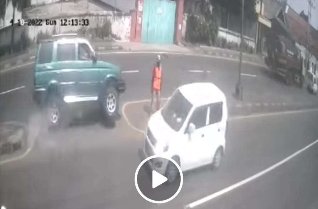 Tangkapan layar video Pak Ogah tertabrak mini bus.(foto: istimewa)