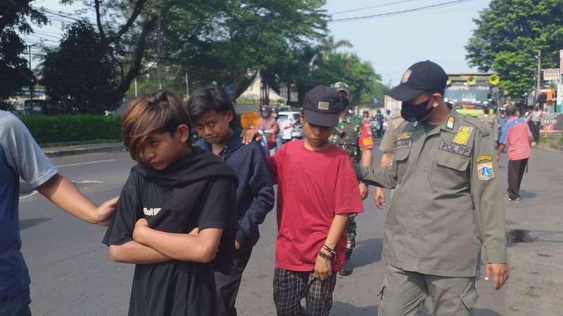 Sejumlah remaja yang diduga pelajar diamankan karena hendak demo di Senayan. (Foto: Ant)