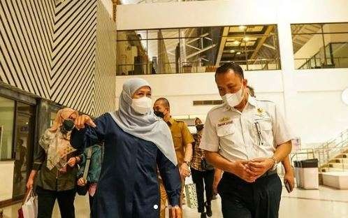 Gubernur Jawa Timur Khofifah Indar Parawansa melakukan pengecekan sarana dan fasilitas di terminal kedatangan Bandara Juanda. (Foto: Instagram)