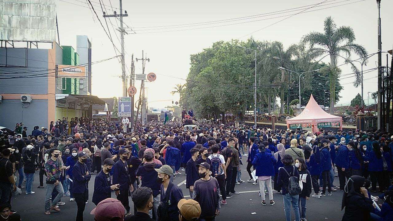 Ribuan mahasiswa yang tergabung dalam Aliansi BEM se Jember melakukan unjuk rasa di depan kantor DPRD Jember (Foto:Rusdi/Ngopibareng.id)