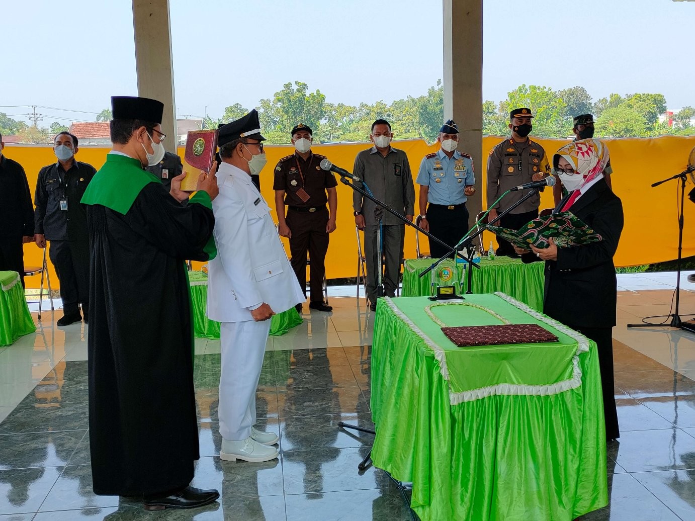Bupati Hj Mundjidah Wahab melantik Imam Wahyudi sebagai Kepala Desa Antar Waktu, Desa Pagerwojo, Kecamatan Perak, Senin 11 April 2022. (Foto: Istimewa)