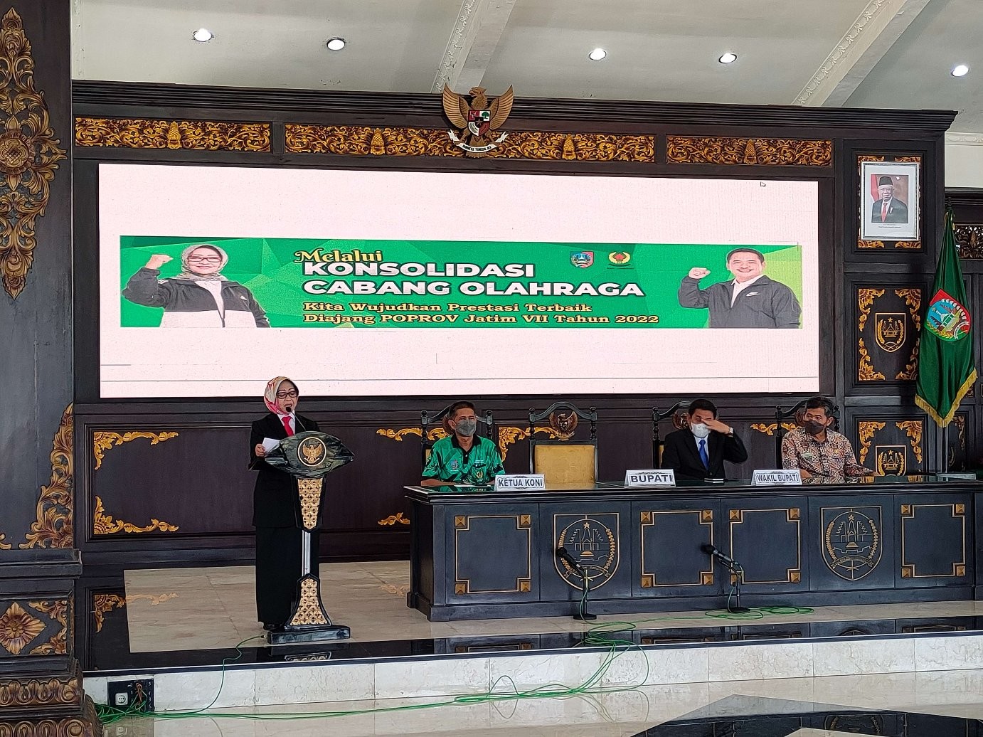 Bupati Jombang Hj Mundjidah Wahab saat membuka secara resmi Rapat Konsolidasi Cabor di Pendopo Kabupaten Jombang, Senin 11 April 2022. (Foto: Istimewa)