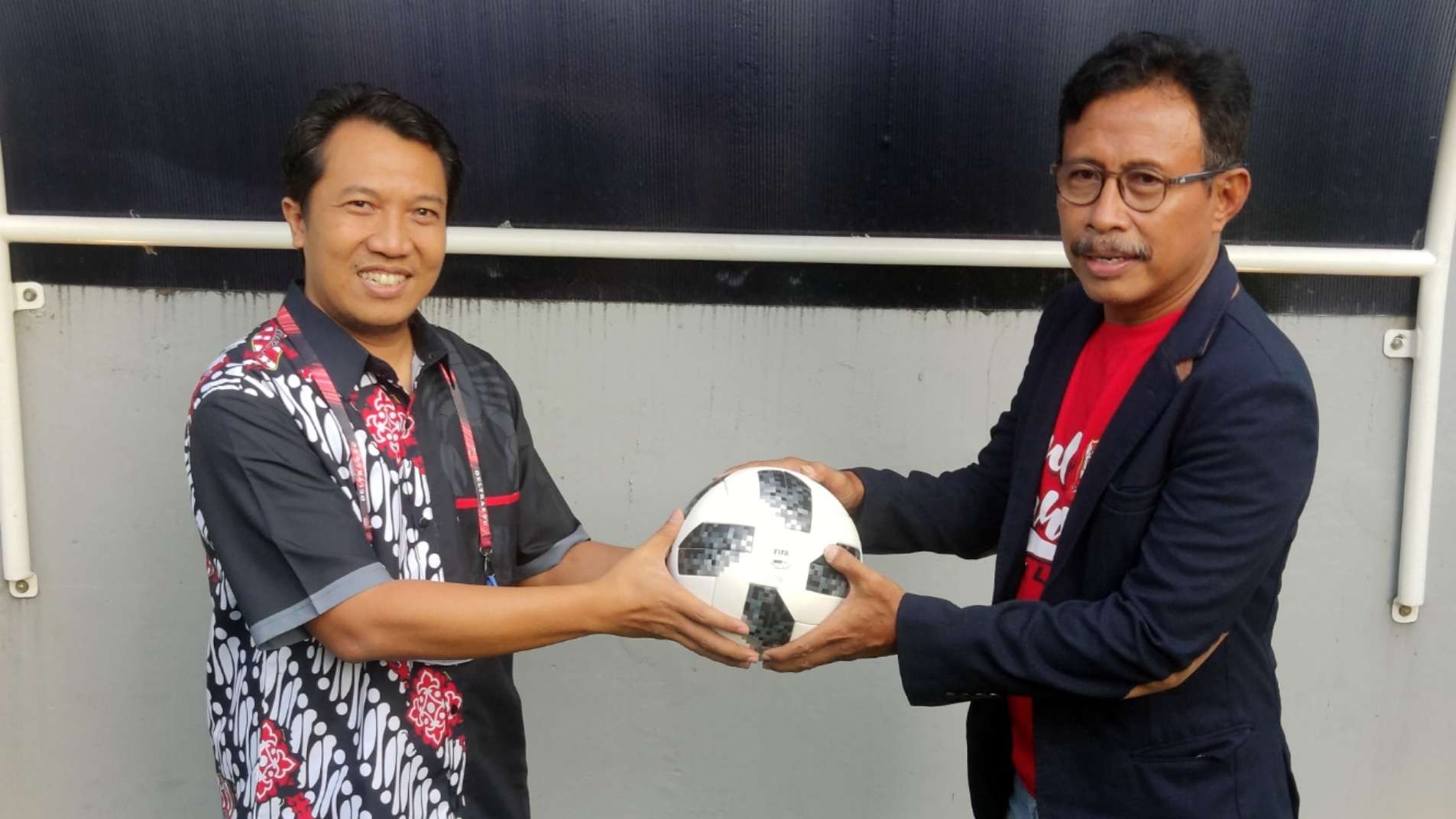 CEO Deltras Amir Burhanuddin (kiri) secara simbolis menyerahkan bola kepada Pelatih Ibnu Grahan usai penandatanganan kontrak di Surabaya, Senin 11 April 2022. (Foto: Fariz Yarbo/Ngopibareng.id)