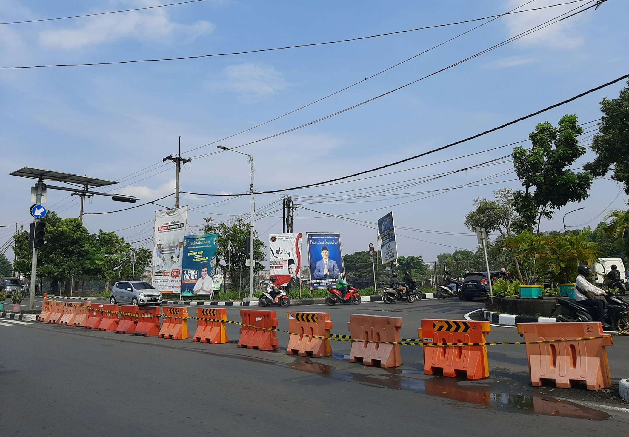 Traffic light jalan Tanjungsari - Karah (Rolag) yang sudah dipindahkan dan ditutup oleh pembatas jalan. (Foto: Pita Sari/Ngopibareng.id)