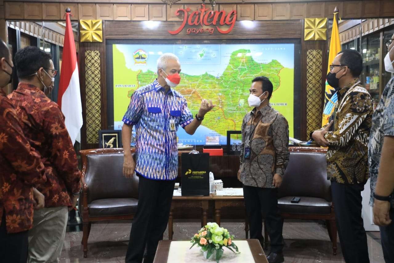 Gubernur Ganjar menerima general manager PT Pertamina Jawa Bagian Tengah di ruang kerjanya, Selasa, 12 April 2022. (Foto: Dok Jateng)