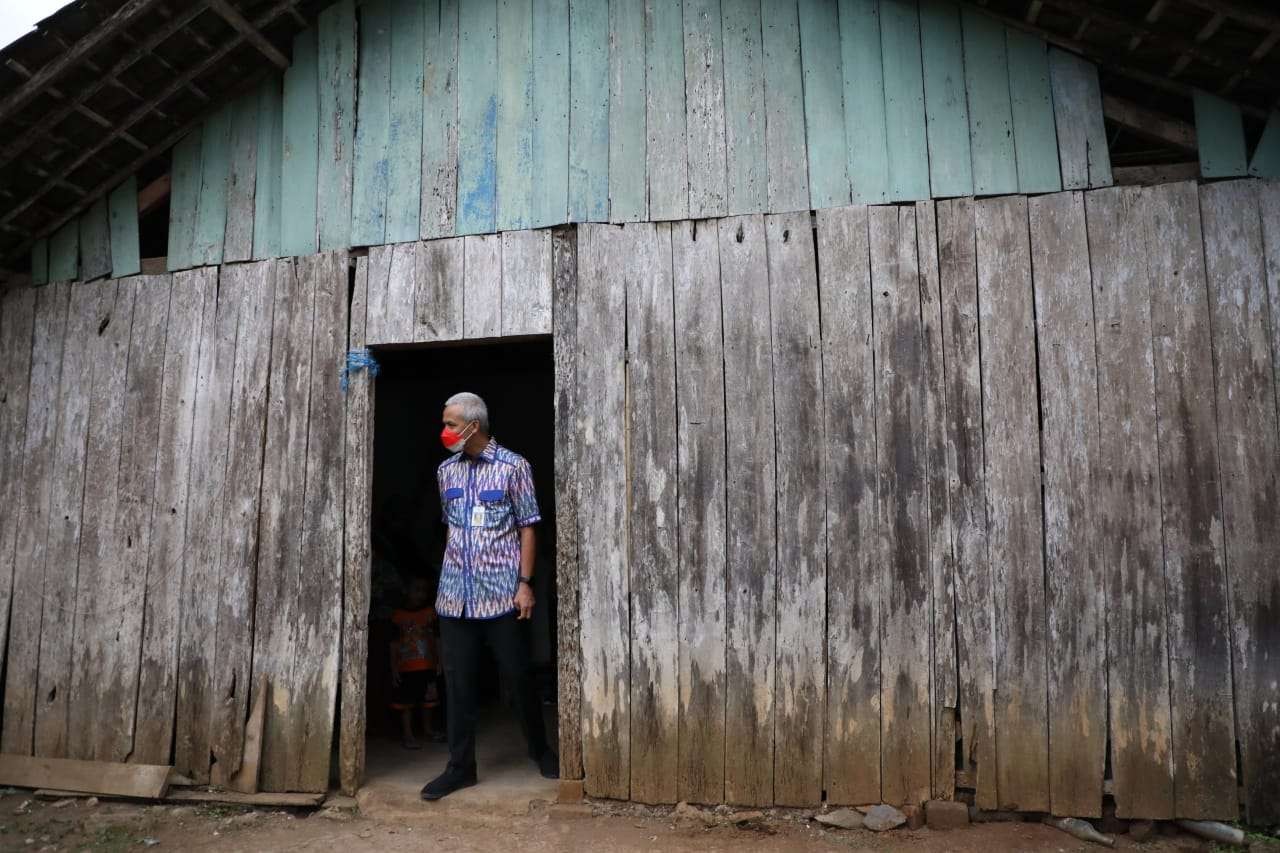 Gubernur Jawa Tengah saat ngabuburit menengok rumah warga yang layak untuk direnovasi. (Foto: Istimewa)