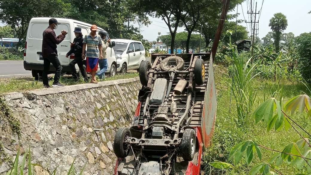 Kondisi mobil box usai mengalami kecelakaan tunggal di jalur Tuban-Widang (Foto: Khoirul Huda/Ngopibareng.id)