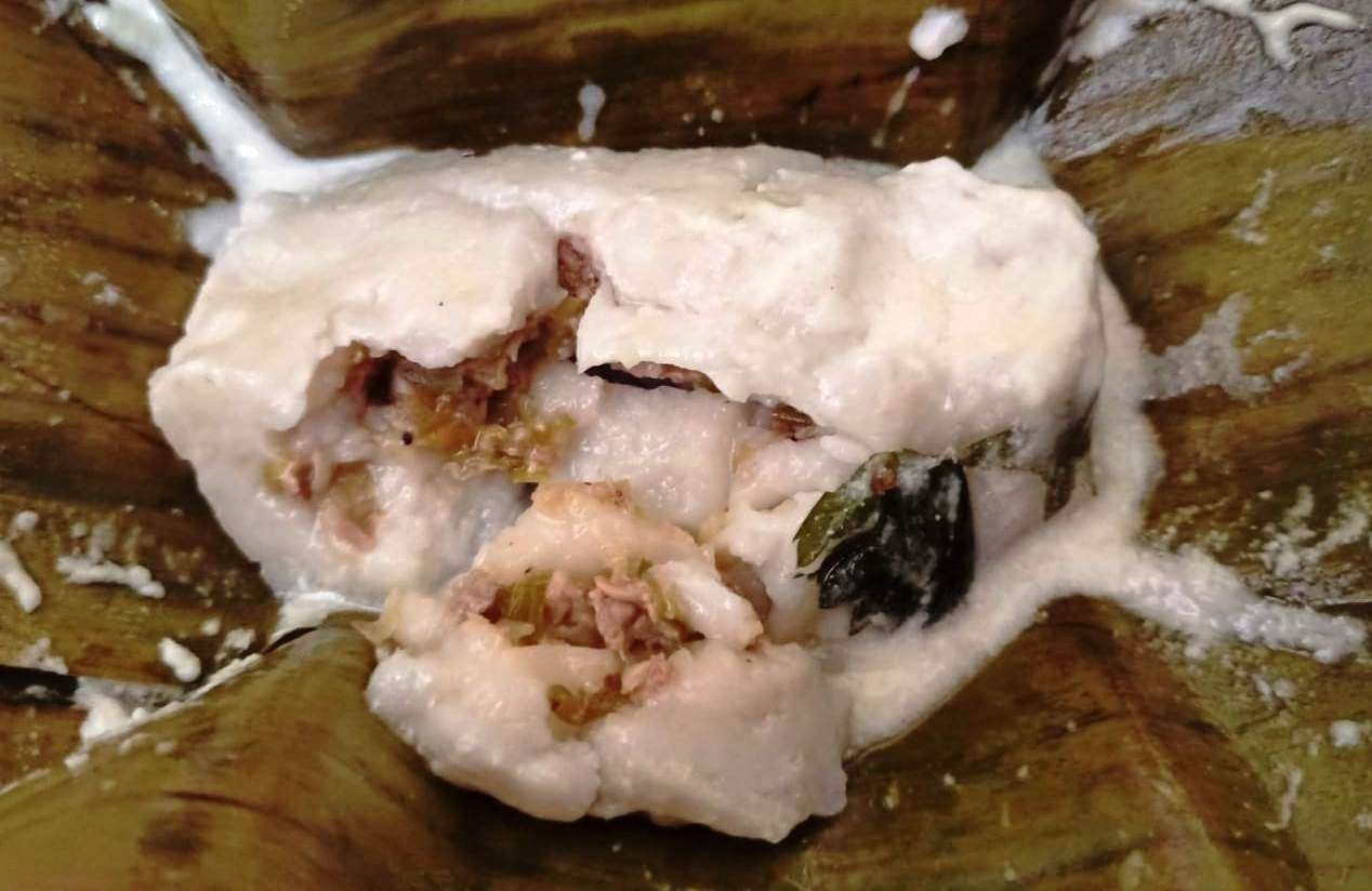 Kue mentuk rasanya gurih dengan isian dari daging sapi. (Foto: Muh Hujaini/Ngopibareng.id)