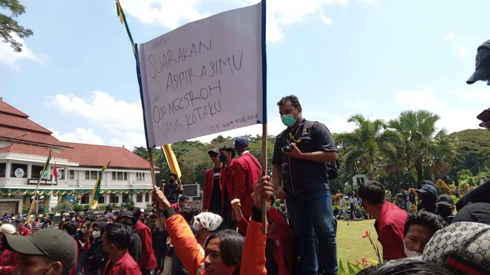 Kurir online, Andi Istiawan saat mengikuti aksi di depan Gedung DPRD Kota Malang (Foto: Lalu Theo/Ngopibareng.id)