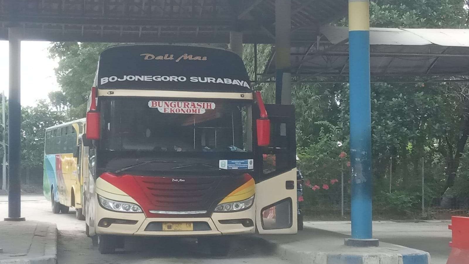Bus jalur Bojonegoro- Lamongan-Gresik-Surabaya menunggu penumpang di Terminal  Rajekwesi Bojonegoro.(Foto: Sujatmiko/Ngopibareng.id)